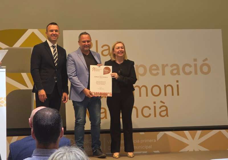 Lalcalde dAlbalat dels Sorells, Nicolau Claramunt, amb el president de la Diputaci� de Val�ncia, Vicent Momp�, i la vicepresidenta, Nat�lia Enguix.EPDA