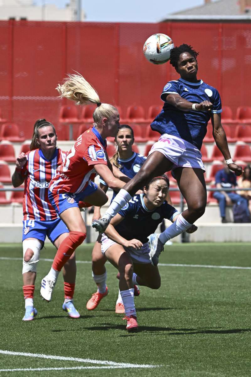 La delantera marfilea del Levante Badalona Rbecca Elloh (d) trata de anotar ante el Atltico de Madrid durante un partido de la Primera Divisin femenina. EFE Fernando Villar Archivo

