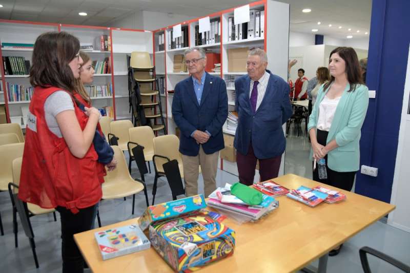 La alcaldesa de Paiporta, Maribel Albalat, visita el centro con los responsables de cruz Roja. EPDA