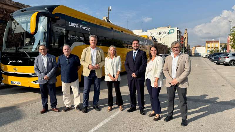 El conseller Martnez Mus con los alcaldes de los municipios, en la presentacin de la nueva lnea. EPDA