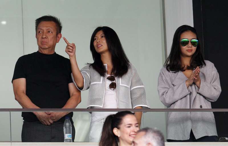 El dueo del Valencia, Peter Lim (i), en el palco de Mestalla en una de sus escasas visitas al estadio valencianista. EFEKai FrsterlingArchivo
