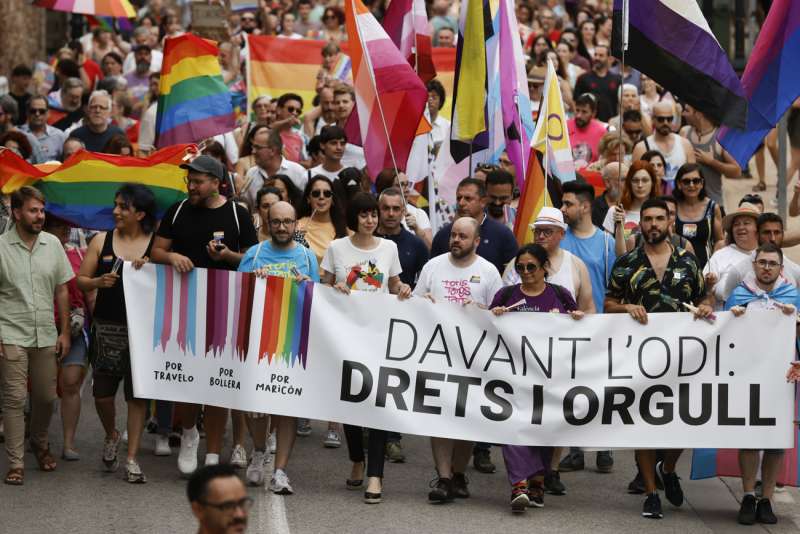 Diversos colectivos en defensa de los derechos LGTBI celebran una manifestación en Náquera (Valencia) para mostrar su 