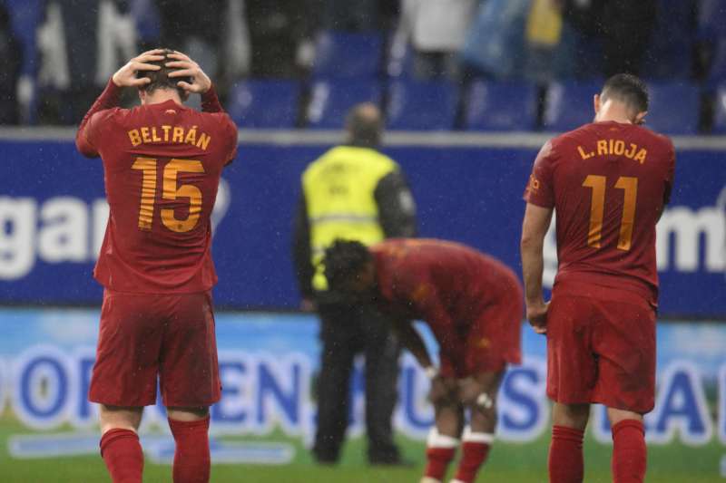 Los jugadores del Valencia a la finalizaci�n del partido de la jornada 28 de LaLiga EA Sports que han disputado el Real Oviedo y el Valencia CF este s�bado, en el estadio Carlos Tartiere de Oviedo. EFE Eloy Alonso
