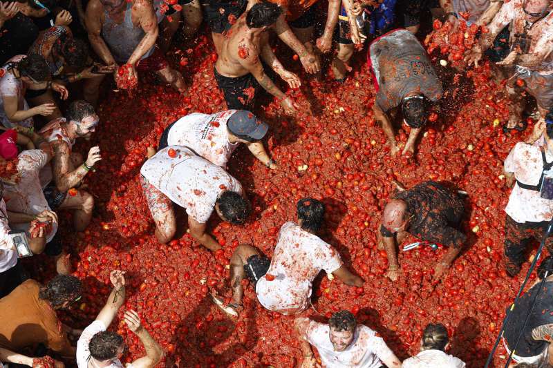 Con una municin festiva de 120.000 kilos de tomate, Buol se sumerge un ao ms en su Tomatina. EFEMiguel ngel Polo