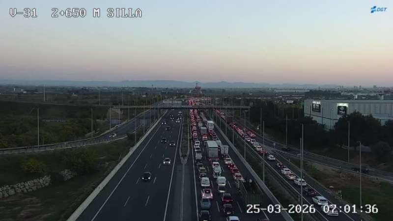 Vista de la retenci�n de tr�fico en la V-31 en las c�maras de la DGT. EPDA