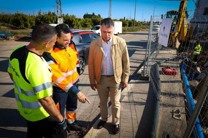 El concejal de Urbanismo y Medio Ambiente, Jos� Gozalvo, supervisa los trabajos. EPDA