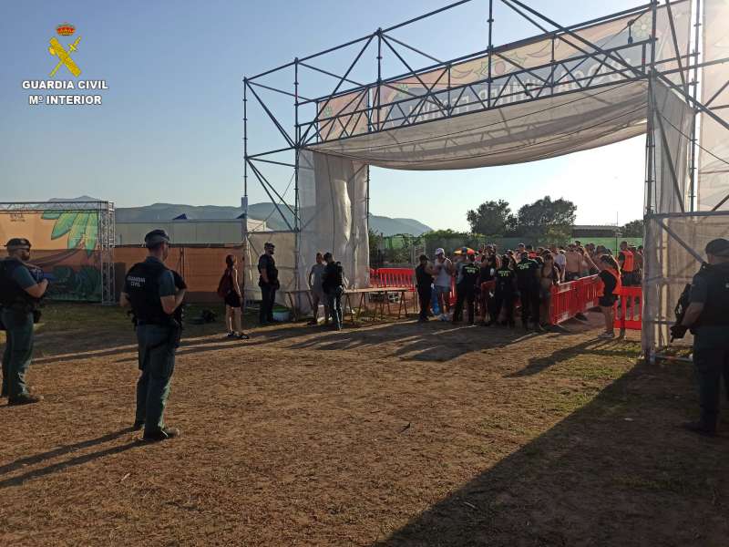 Un Guardia Civil controla los accesos de un festival. /EPDA