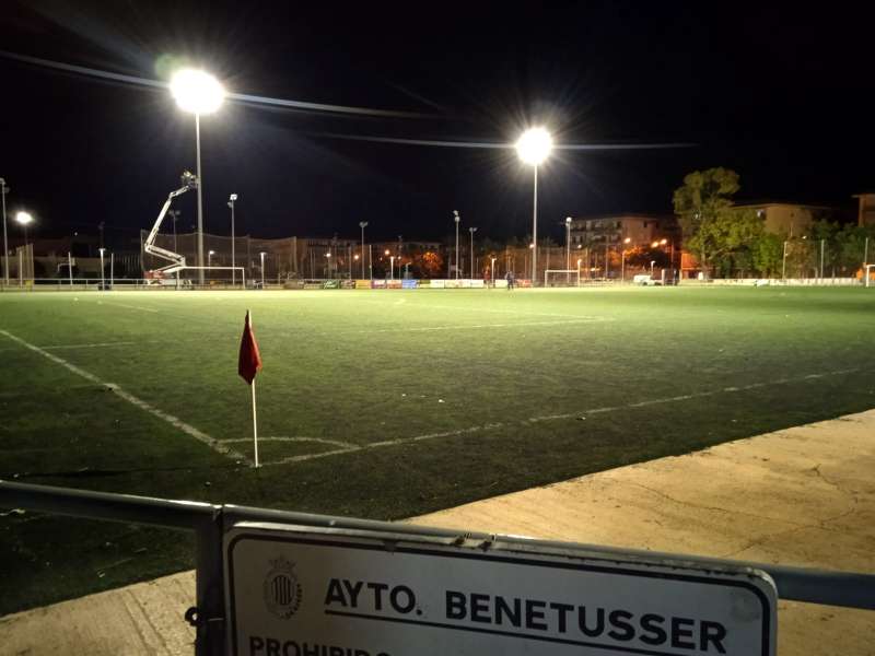 Benetússer instala iluminación LED en el campo de fútbol municipal.