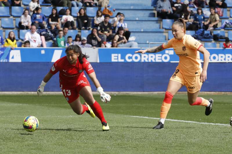 Xin trata de alcanzar una pelota en un partido en su etapa en el Alavs. EFE David AguilarARCHIVO
