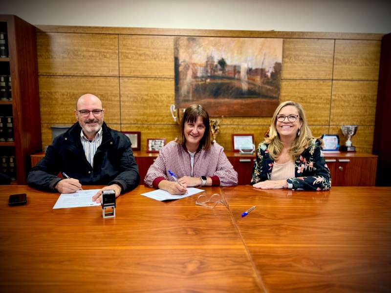 La alcaldesa, Marta Ruiz, con los empresarios del polgono, recepciona el sector. EPDA