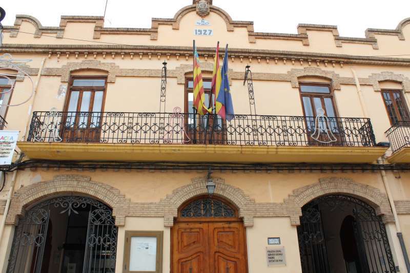 Fachada principal del Ayuntamiento de Almàssera. / epda