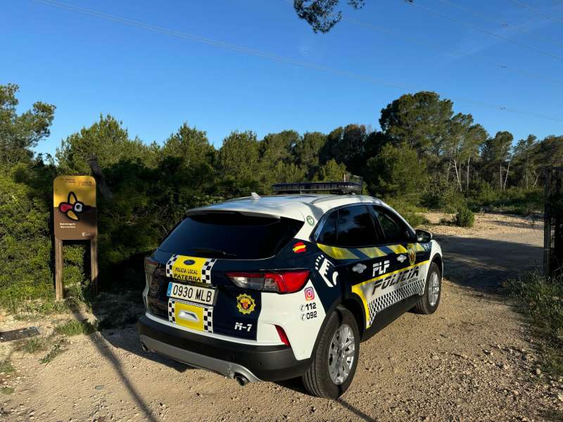 Vehculo Polica Local de Paterna en zona natural del trmino municipal