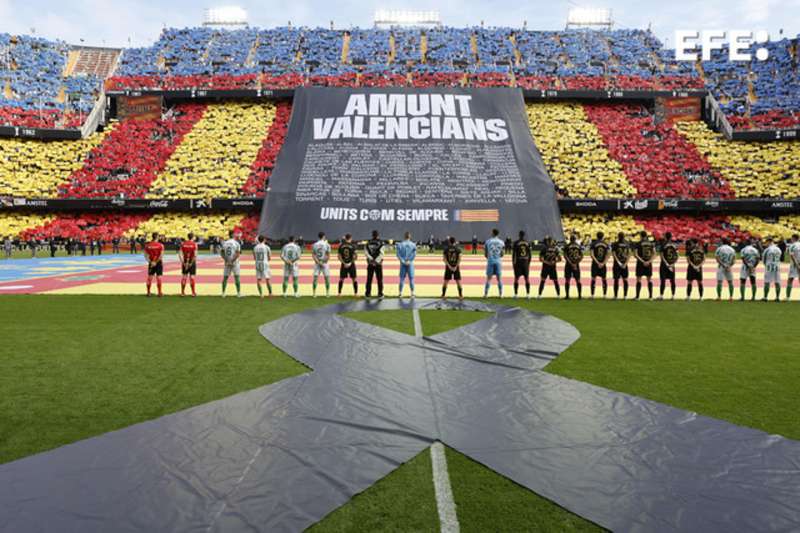 Minuto de silencio por las vctimas de la dana antes del partido de la jornada 14 de Liga que disputan el Valencia CF y el Real Betis este sbado en el estadio de Mestalla. EFEAna Escobar
