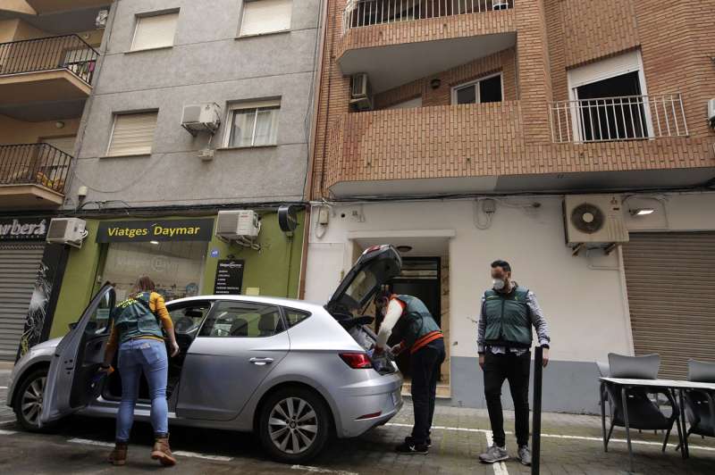 Agentes de la Guardia Civil trabajan ante la vivienda donde un hombre ha matado supuestamente este miércoles a su hermano en la localidad valenciana de Canals y a continuación se ha suicidado. EFE/Natxo Francés