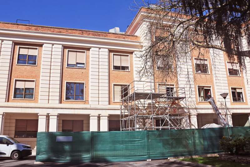 Imagen del Hospital General Universitario de Valencia facilitada por el centro hospitalario, que mantiene dos ba�os cerrados tras un derrame accidental de un producto qu�mico.  EPDA
