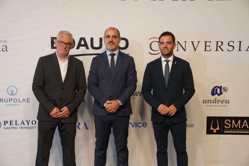 El subdelegado del gobierno en Valencia, el alcalde, Sagredo, y el presidente de Apymep, Vicente Pealver, en el IV Encuentro Empresarial de Paterna. EPDA