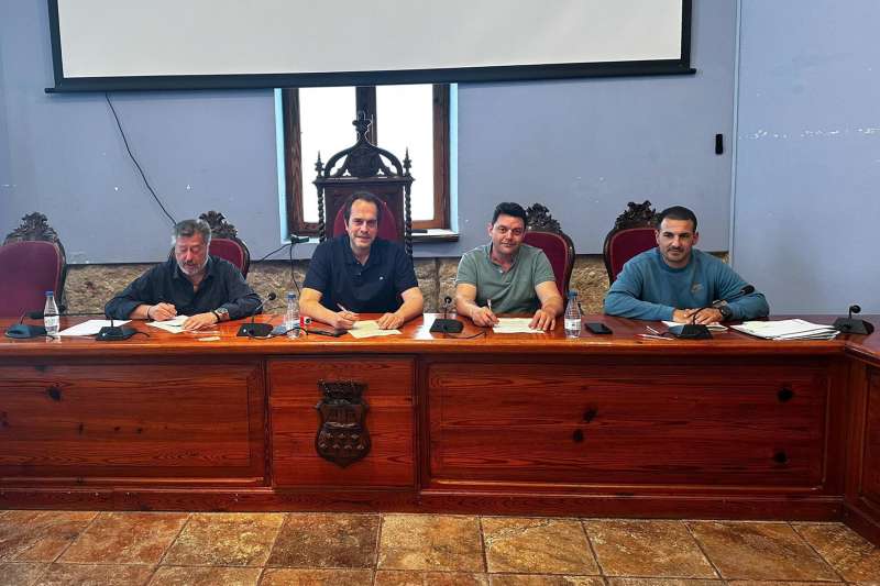 Firma de convenios deportivos en el Ayuntamiento de Cheste.  EPDA 