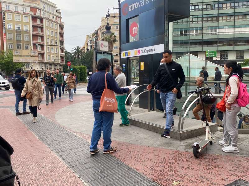 Un militante de Compromís en la estación de metro de Plaza España. EPDA