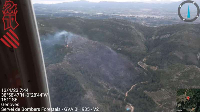 Vista aÃ©rea del incendio declarado esta madrugada en GenovÃ©s, en una imagen compartida por la Generalitat.