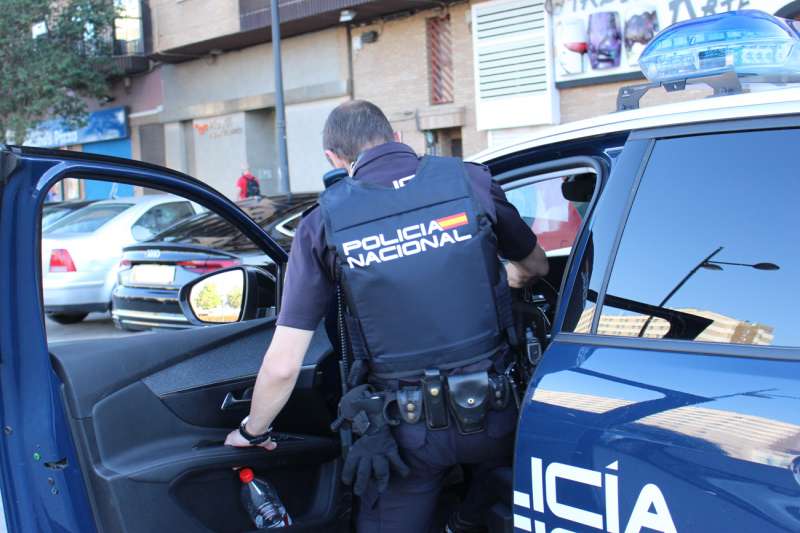 La PolicÃ­a ha detenido a un hombre en el distrito valenciano de Ruzafa tras agredir a otro, en el transcurso de una pelea entre dos personas, con unas tijeras y un vaso de cristal y causarle un corte profundo en la mano que requiriÃ³ de intervenciÃ³n quirÃºrgica. EFE/PolicÃ­a
