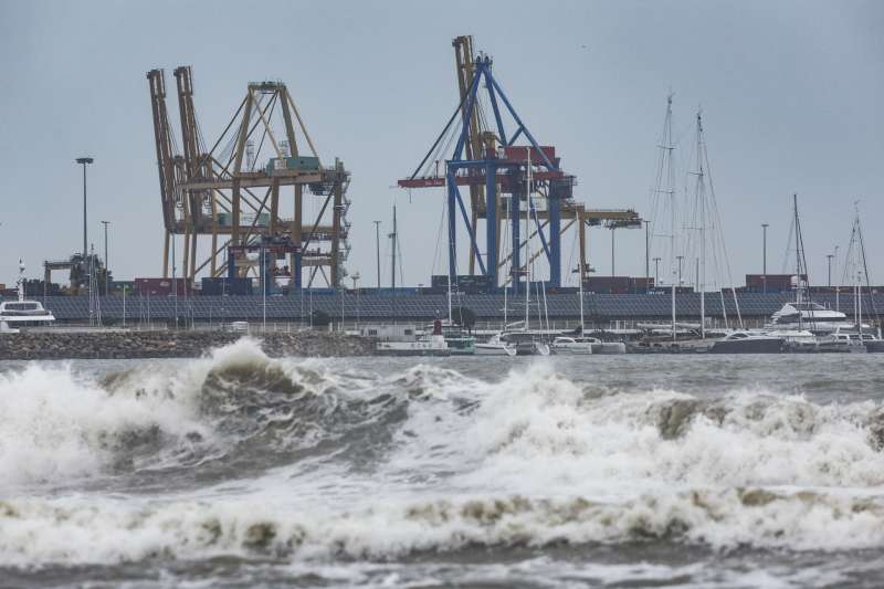 Imagen de archivo de un temporal mar�timo ante el puerto de Valencia. EFEBiel Ali�o
