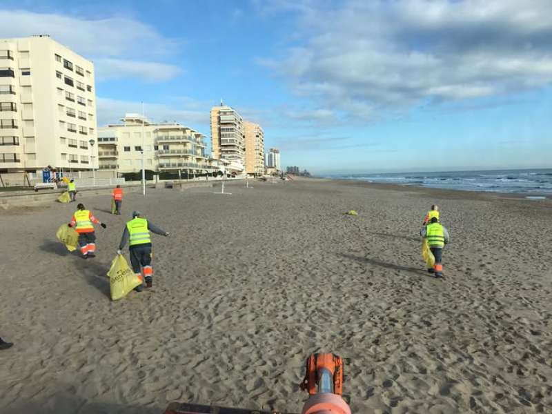 Operaris netejant una platja a Sueca.  EPDA