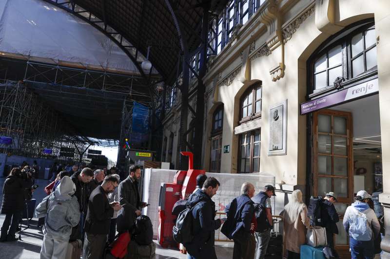 Varias personas guardan cola en atenci�n al cliente de la Estaci�n del Norte. EFEManuel BruqueArchivo
