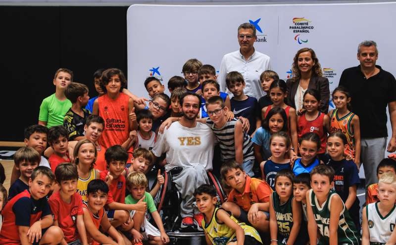 Alumnes de lEscola dEstiu del Valncia Basket amb el jugador paralmpic Dani Stix   Foto: Valncia Basket