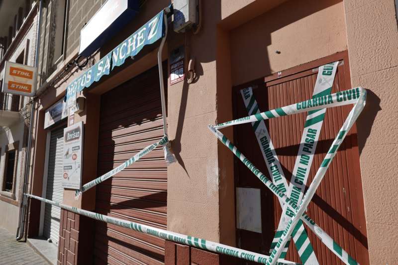 Vista del taller y de a casa familiar de la víctima, un hombre 49 años, al que su pareja, una mujer de 48 años, ha prendido fuego en la localidad valenciana de Chiva este viernes. Fuentes municipales han señalado que la víctima se encuentra ingresada en un hospital en estado 