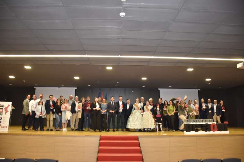 Foto de famlia dels X Premis Camp de Tria de El Peridico de Aqu en el Centre Multiusos de Llria. PLCIDO GONZLEZ
