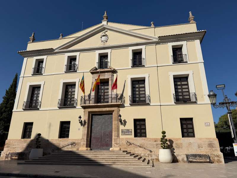 La fachada del ayuntamiento de Paterna. EPDA
