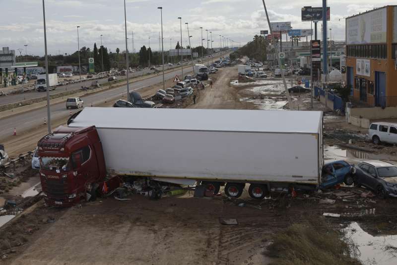 Estado en el que se encuentra una carretera abierta parcialmente al trfico, en Valencia. EFE Kai Frsterling