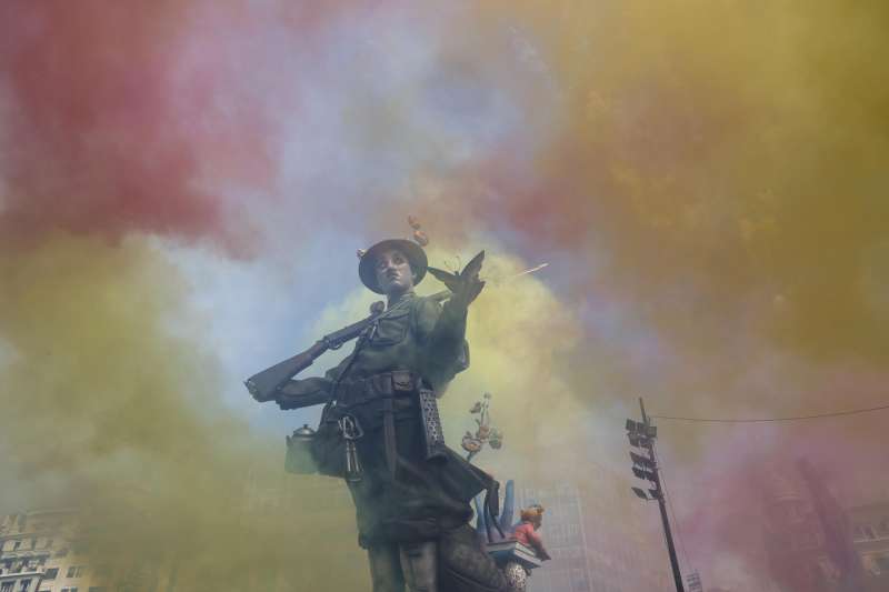 Vista general de la falla municipal Hope, cuya figura principal es Charles Chaplin caracterizado de soldado, durante la decimoctava masclet� de las Fallas 2026 . EFEAna Escobar
