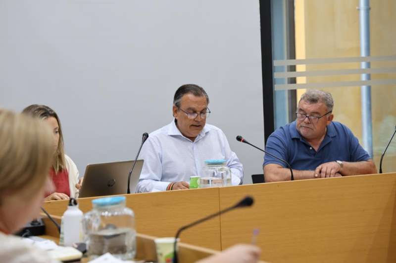 El alcalde, José maría Musoles (izq.) y el vicealcalde, Vicente Estellés, durante el pleno. EPDA