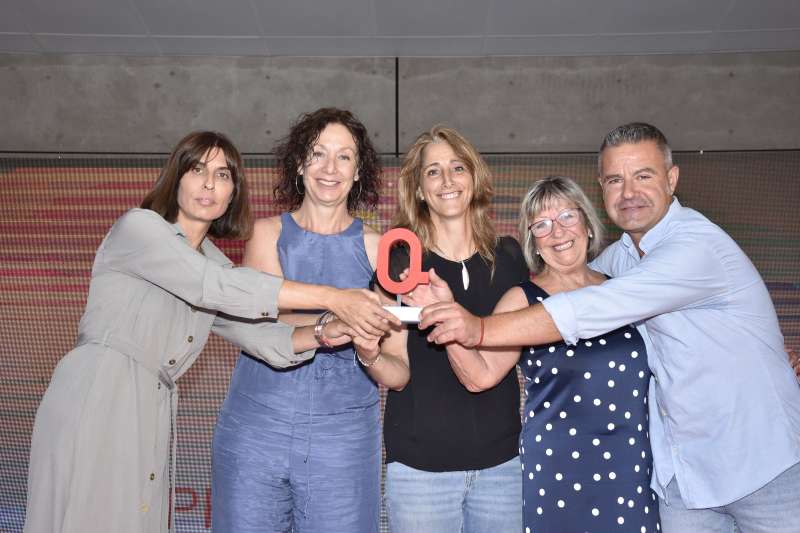 La alcaldesa de Camporrobles, Inma Alemany, entregando el premio Deportes al CD Camporrobles Femenino./ Plácido González