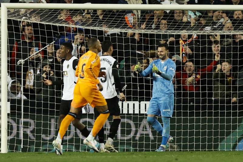 El guardameta del Valencia Stole Dimitrievski (d) celebra tras fallar un penalti Jude Bellingham en Mestalla EFEBiel Alio
