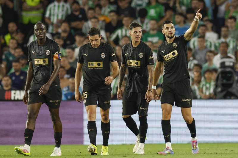 Jugadores del Valencia en uno de los ltimos partidos de la pasada campaa EFEJulio MuozARCHIVO
