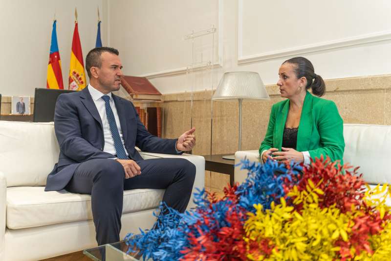 El president de la Diputaci de Valncia, Vicent Momp, i lalcaldessa de Carcaixent, Carolina Almiana.EPDA