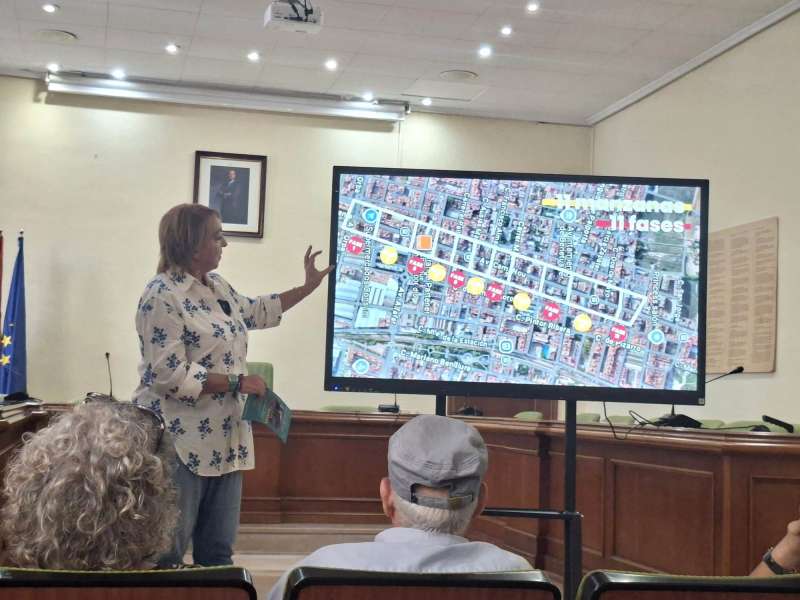 la alcaldesa, Eva Sanz, informa de la sobras a los vecinos. EPDA