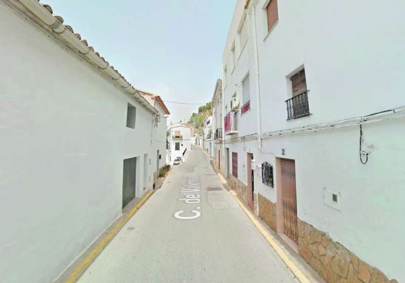 Un tramo de la calle de Valencia de Chulilla. / GOOGLE MAPS
