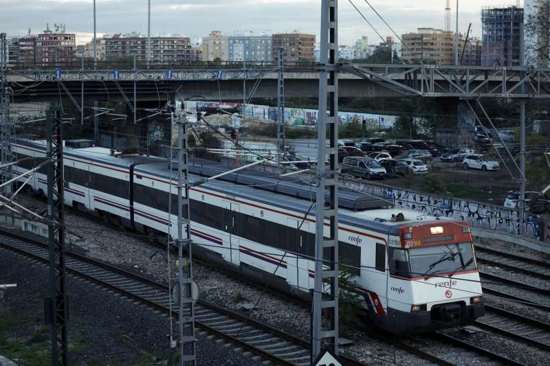 Un tren de cercanas saliendo de Valncia. EFEBiel AlioArchivo