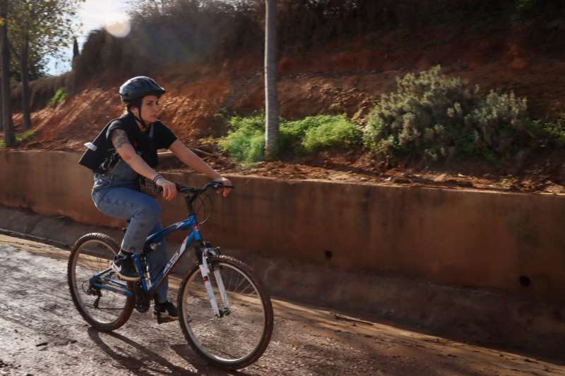 Una ciclista circula por el carril bici que une Torrent y Picanya tras su recuperacin tras la DANA.  EPDA