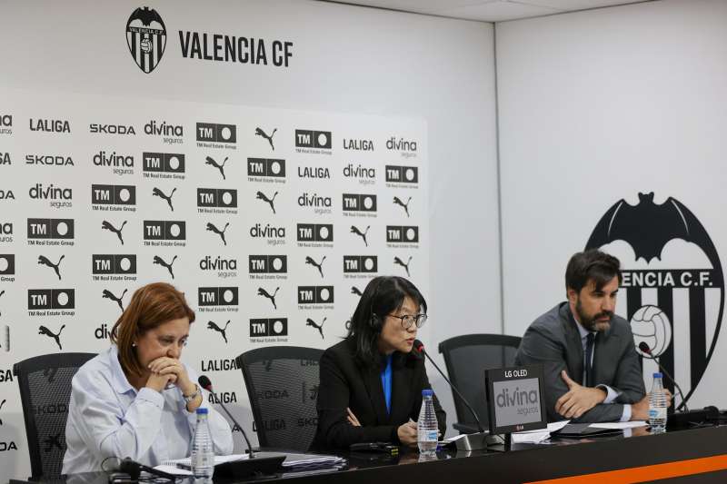 La presidenta del Valencia, Layhoon Chan, la directora financiera, Inma Ibez (i), y el director corporativo, Javier Sols, durante la rueda de prensa. EFEManuel Bruque