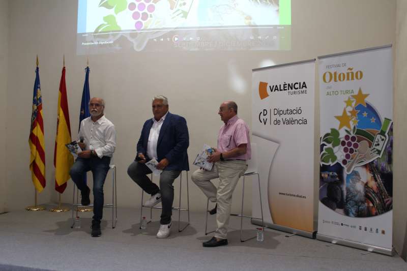 De izquierda a derecha, el presidente de la Mancomunidad Alto Turia, Rafael Darijo; el diputado provincial de Turismo, Pedro Cuesta; y el delegado de Turismo de la Mancomunidad Alto Turia, Rafael Gimnez; durante la presentacin. J.C.