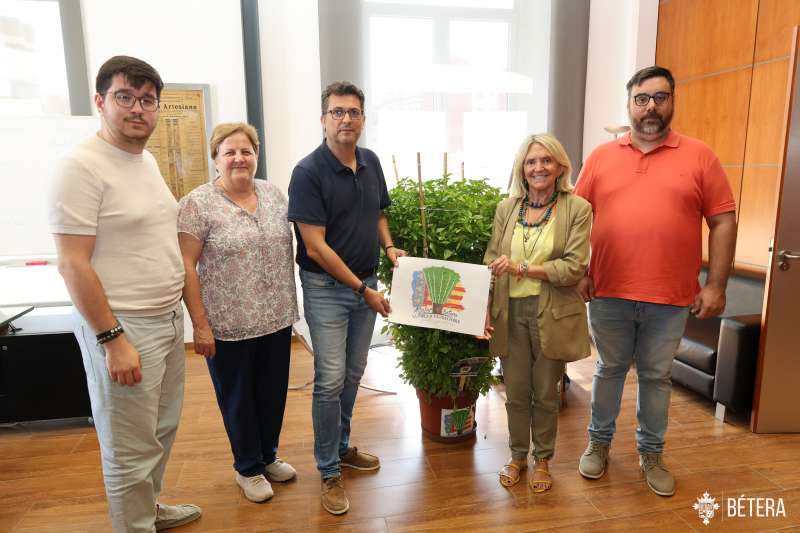 La alcaldesa de Bétera entrega la planta aromática a Alfafar. EPDA La alcaldesa de Bétera entrega la planta aromática a Alfafar. EPDA