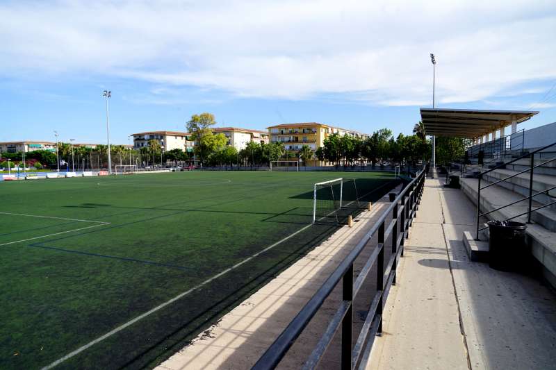 Benetússer da luz verde a la licitación para cambiar el césped del campo de fútbol de su Polideportivo Municipal.