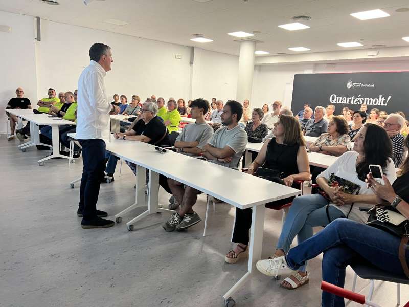 Un centenar de persones han assistit a l?acte de presentaci del llibre de la tesi d?Onofre Espins sobre sant Onofre, a Quart de Poblet.

