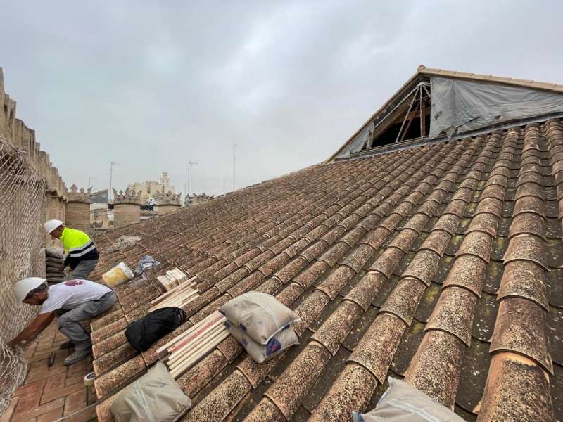 Trabajos de reparacin del muro del hastial de la Lonja de Valncia, que sufri desprendimientos a causa de un temporal de viento, en una imagen del Ayuntamiento facilitada a EFE.
