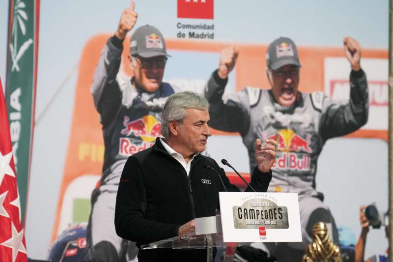 El piloto Carlos Sainz en una celebración de una victoria en el Rally Dakar. EFE/Archivo/Sánchez Trillo
