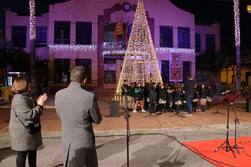 Encendido de las luces de navidad el año pasado en la tenencia de alcaldía del Port. / EPDA